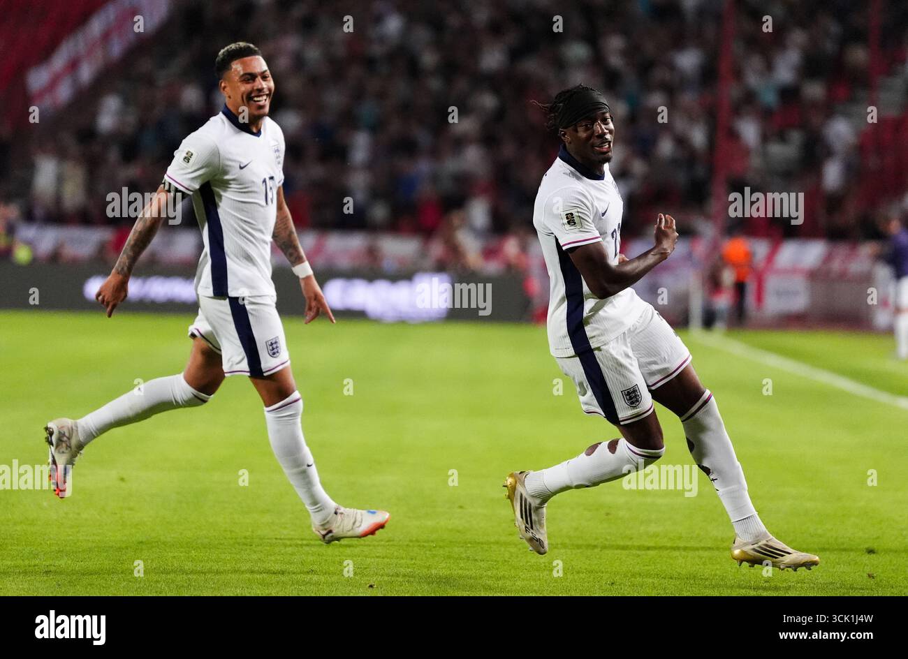 L'Anglais Noni Madueke (à droite) célèbre avoir marqué son deuxième but lors du match de qualification pour la Coupe du monde de la FIFA 2026, Groupe K au stade Rajko Mitic de Belgrade. Date de la photo : mardi 9 septembre 2025. Banque D'Images