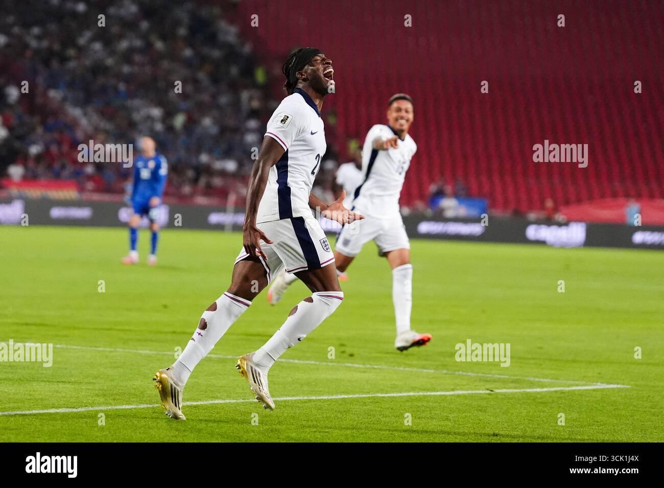 L'Anglais Noni Madueke célèbre avoir marqué son deuxième but lors du match de qualification pour la Coupe du monde de la FIFA 2026, Groupe K au stade Rajko Mitic de Belgrade. Date de la photo : mardi 9 septembre 2025. Banque D'Images