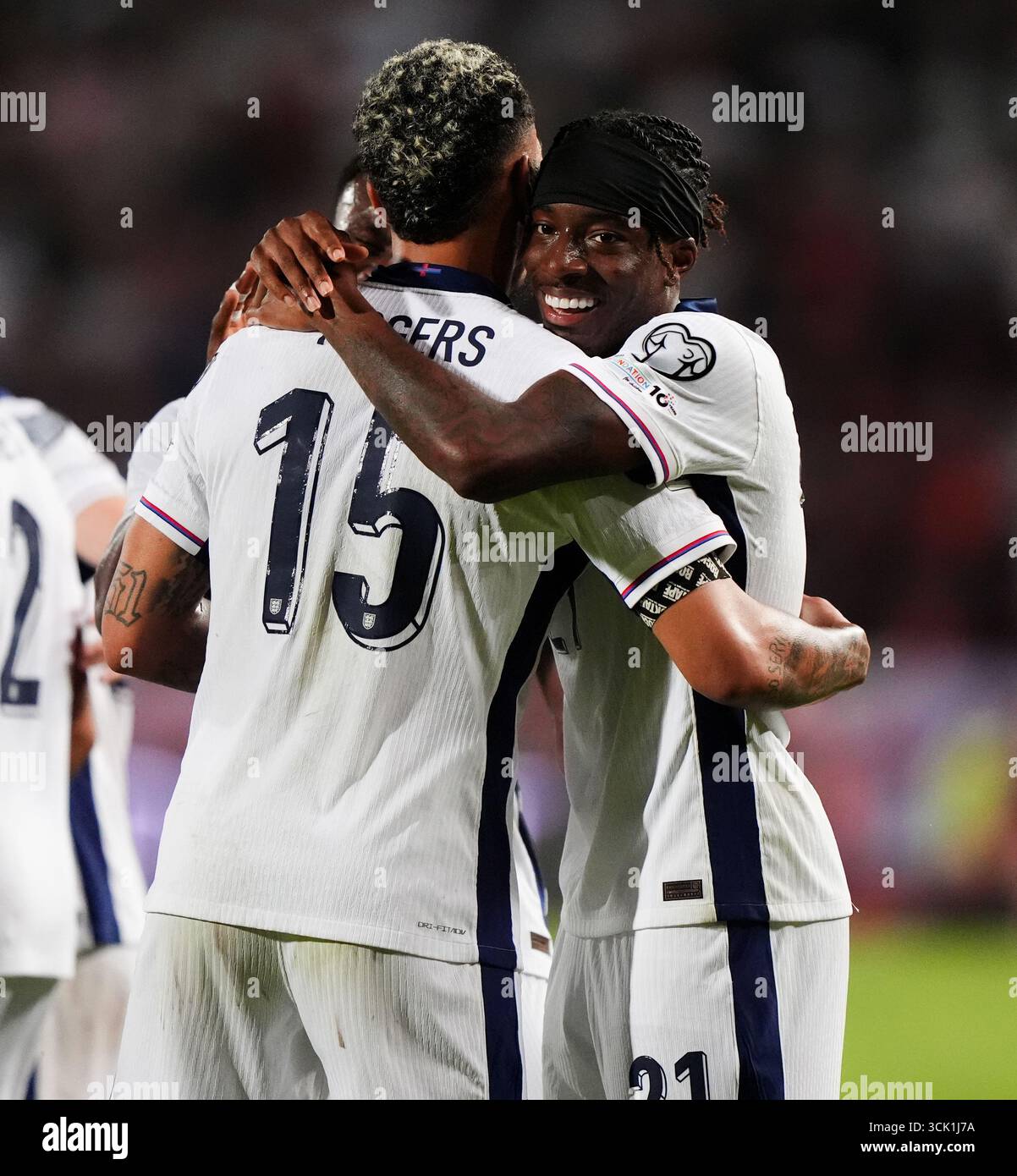 L'Anglais Noni Madueke célèbre avoir marqué son deuxième but avec Morgan Rogers lors du match de qualification pour la Coupe du monde de la FIFA 2026, Groupe K au stade Rajko Mitic de Belgrade. Date de la photo : mardi 9 septembre 2025. Banque D'Images