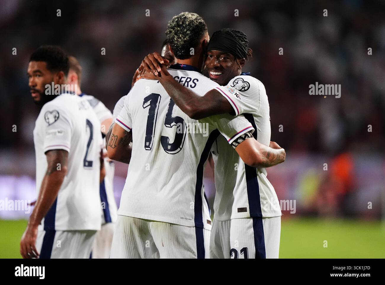 L'Anglais Noni Madueke célèbre avoir marqué son deuxième but avec Morgan Rogers lors du match de qualification pour la Coupe du monde de la FIFA 2026, Groupe K au stade Rajko Mitic de Belgrade. Date de la photo : mardi 9 septembre 2025. Banque D'Images