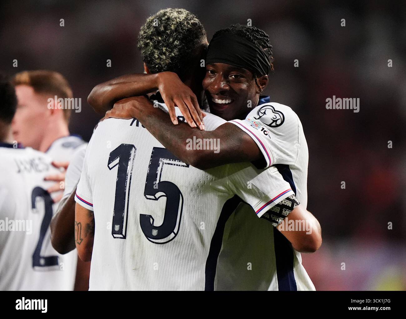 L'Anglais Noni Madueke célèbre avoir marqué son deuxième but avec Morgan Rogers lors du match de qualification pour la Coupe du monde de la FIFA 2026, Groupe K au stade Rajko Mitic de Belgrade. Date de la photo : mardi 9 septembre 2025. Banque D'Images