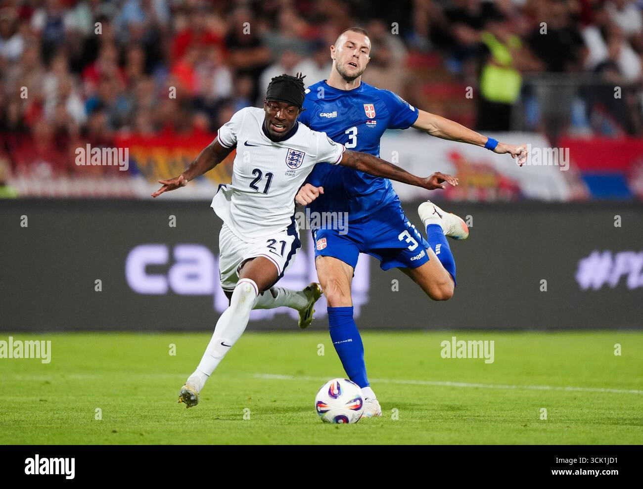 L'anglaise Noni Madueke et la serbe Strahinja Pavlovic (à droite) se battent pour le ballon lors du match de qualification pour la Coupe du monde de la FIFA 2026, du Groupe K au stade Rajko Mitic de Belgrade. Date de la photo : mardi 9 septembre 2025. Banque D'Images