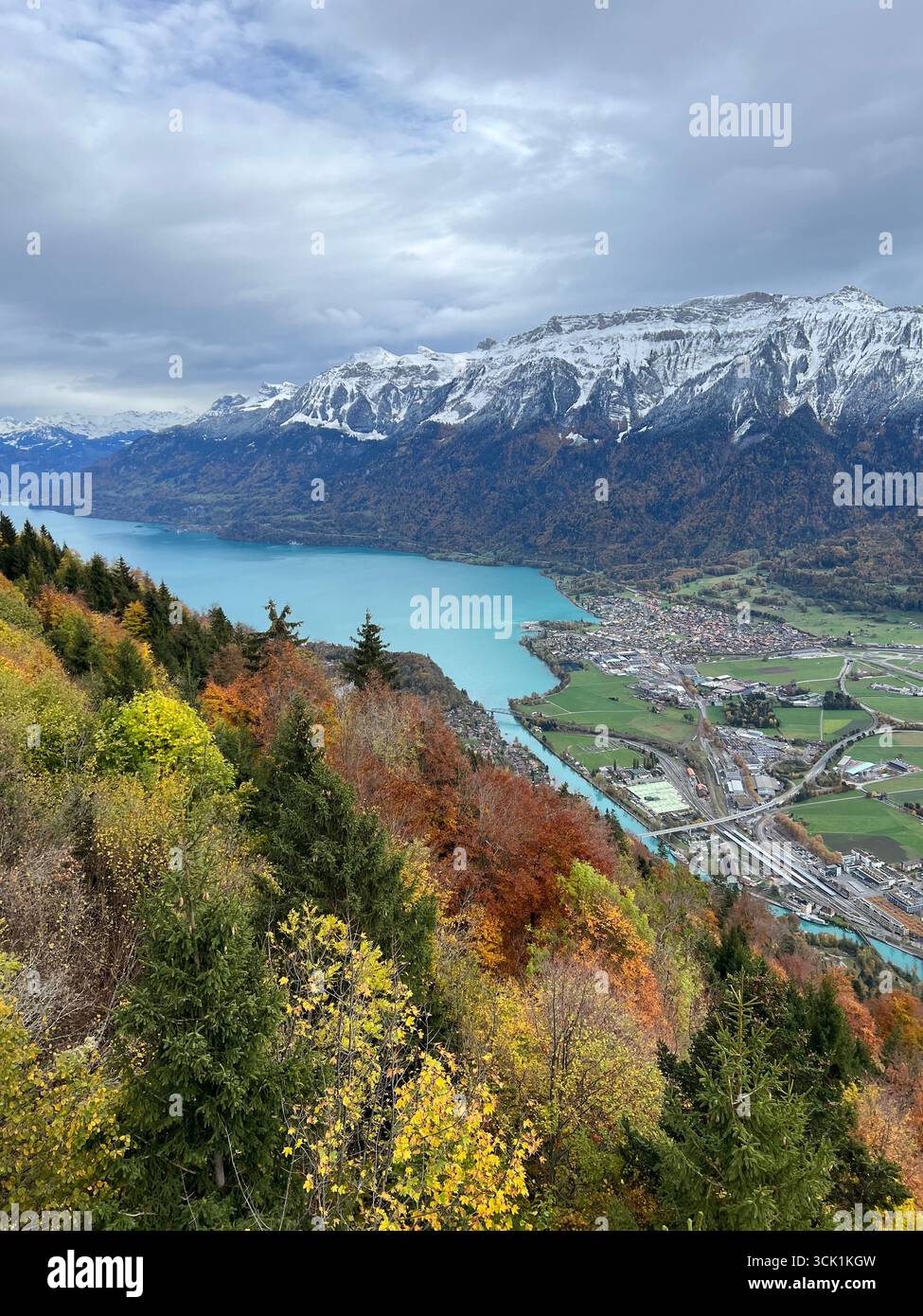 Plate-forme d'observation à deux lacs à Harder Kulm à Interlaken, Suisse, offrant une vue panoramique sur le lac de Thoune, le lac de Brienz et les Alpes bernoises. - Image de stock capturée avec un smartphone