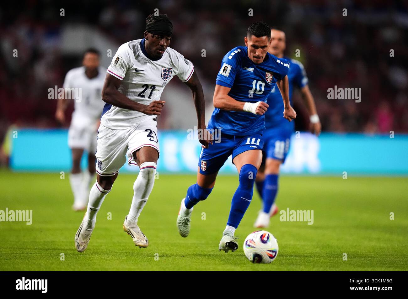 L'anglaise Noni Madueke et la serbe Sasa Lukic (à droite) se battent pour le ballon lors du match de qualification pour la Coupe du monde de la FIFA 2026, du Groupe K au stade Rajko Mitic de Belgrade. Date de la photo : mardi 9 septembre 2025. Banque D'Images