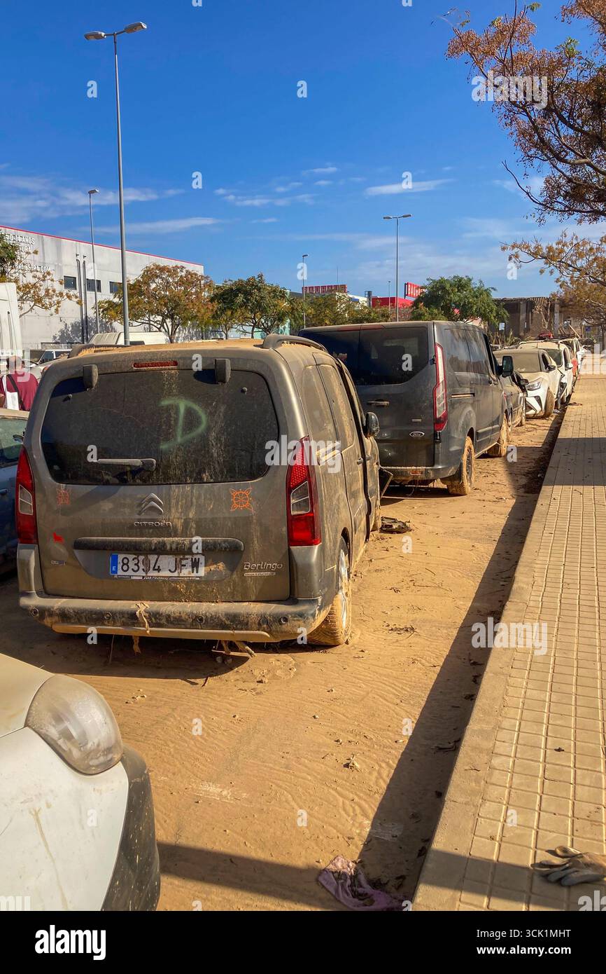VALENCE, ESPAGNE - 18 NOVEMBRE 2024 : voitures endommagées et débris causés par les inondations causées par l'ouragan DANA à Valence, Espagne - Image de stock capturée avec un smartphone