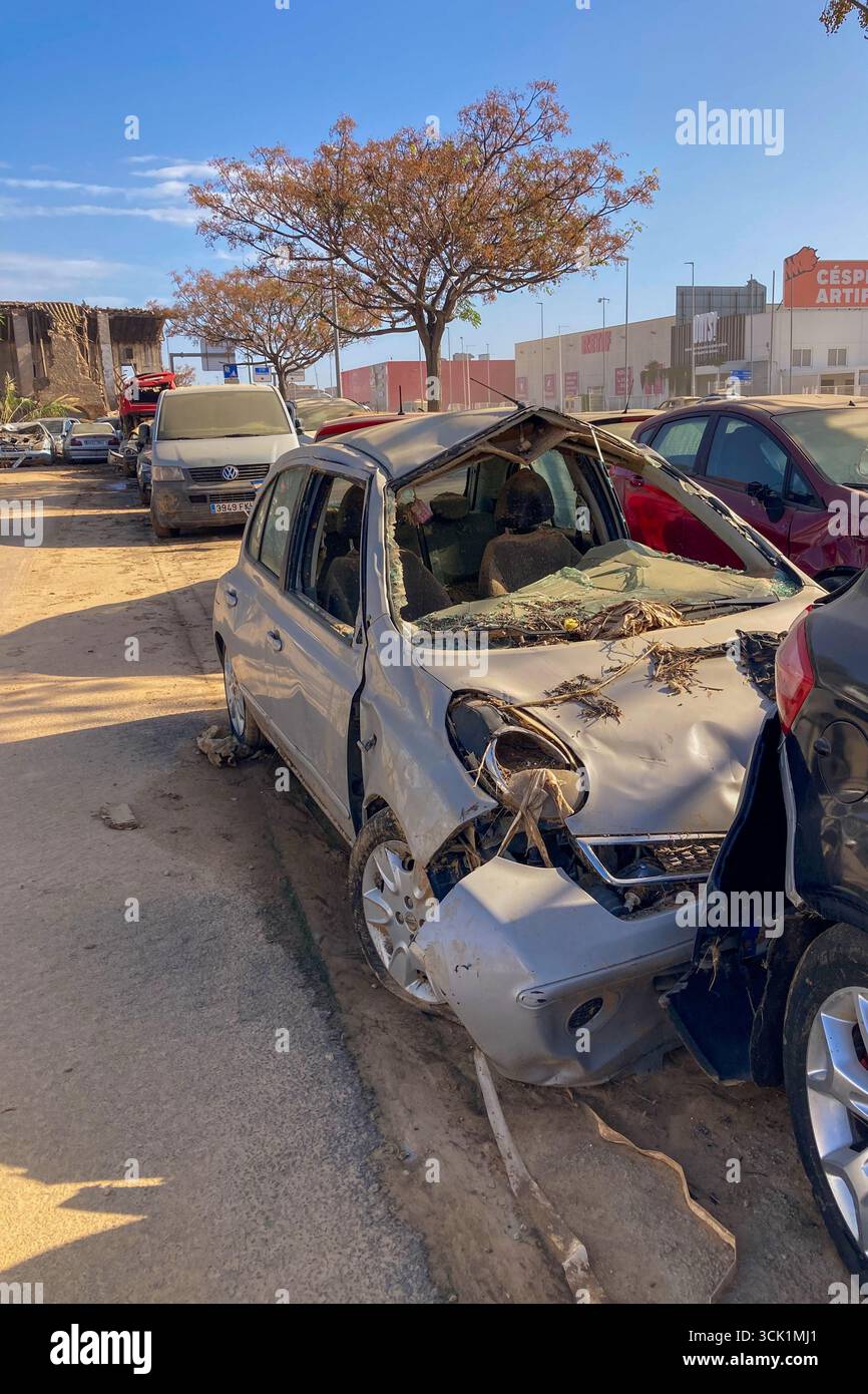 VALENCE, ESPAGNE - 18 NOVEMBRE 2024 : voitures endommagées et débris causés par les inondations causées par l'ouragan DANA à Valence, Espagne - Image de stock capturée avec un smartphone