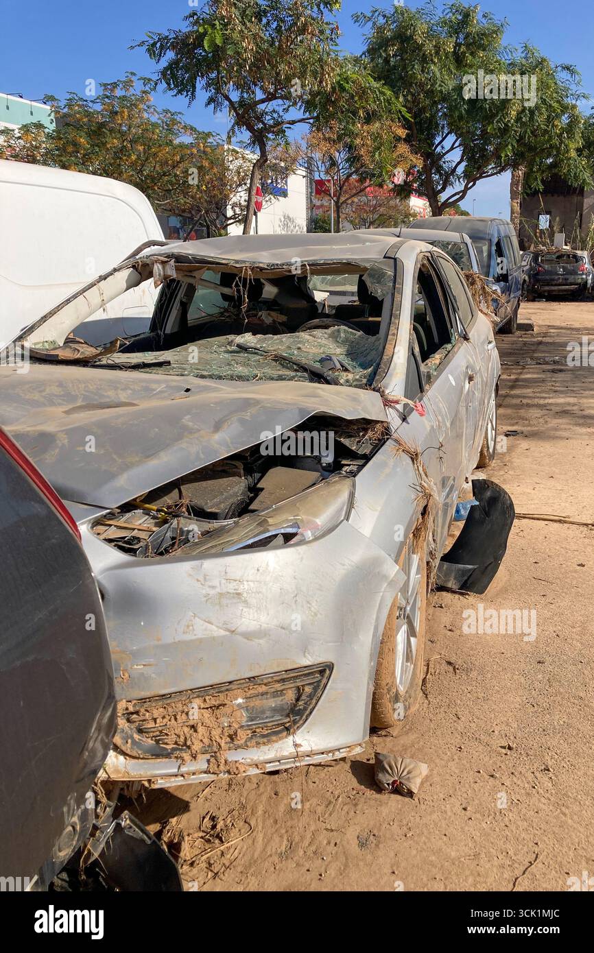 VALENCE, ESPAGNE - 18 NOVEMBRE 2024 : voitures endommagées et débris causés par les inondations causées par l'ouragan DANA à Valence, Espagne - Image de stock capturée avec un smartphone