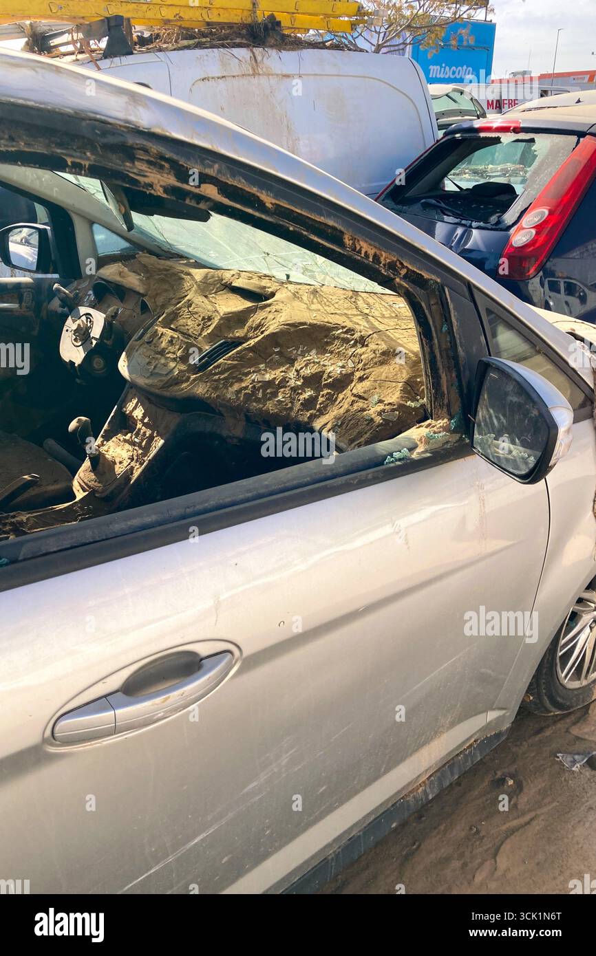 VALENCE, ESPAGNE - 18 NOVEMBRE 2024 : voitures endommagées et débris causés par les inondations causées par l'ouragan DANA à Valence, Espagne - Image de stock capturée avec un smartphone