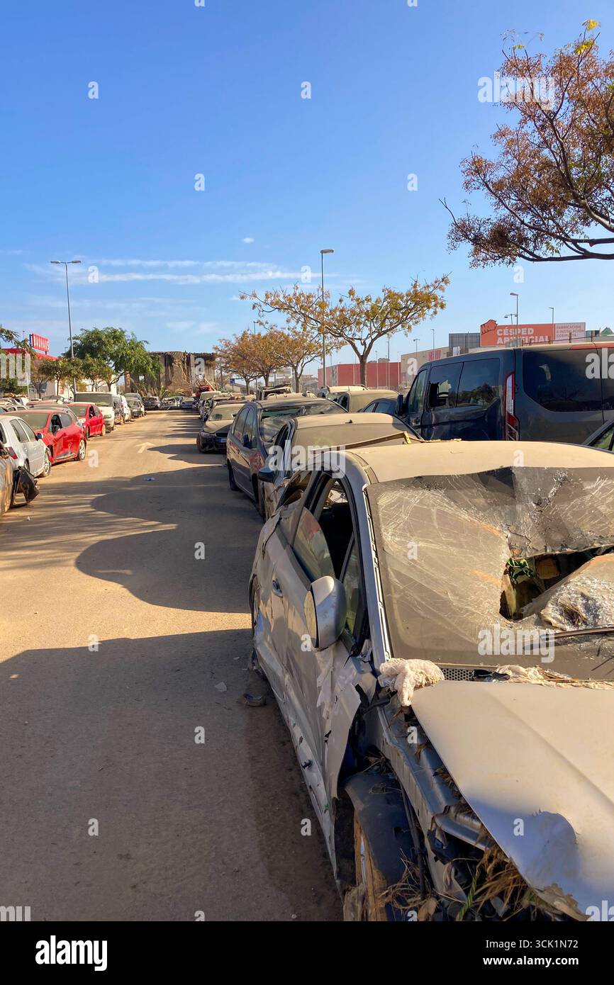 VALENCE, ESPAGNE - 18 NOVEMBRE 2024 : voitures endommagées et débris causés par les inondations causées par l'ouragan DANA à Valence, Espagne - Image de stock capturée avec un smartphone