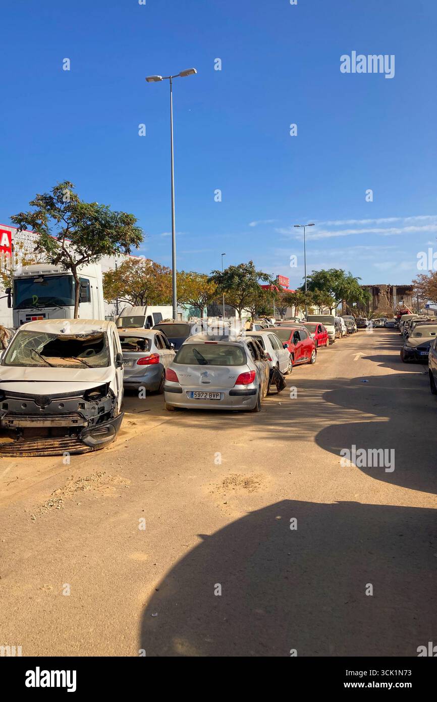 VALENCE, ESPAGNE - 18 NOVEMBRE 2024 : voitures endommagées et débris causés par les inondations causées par l'ouragan DANA à Valence, Espagne - Image de stock capturée avec un smartphone