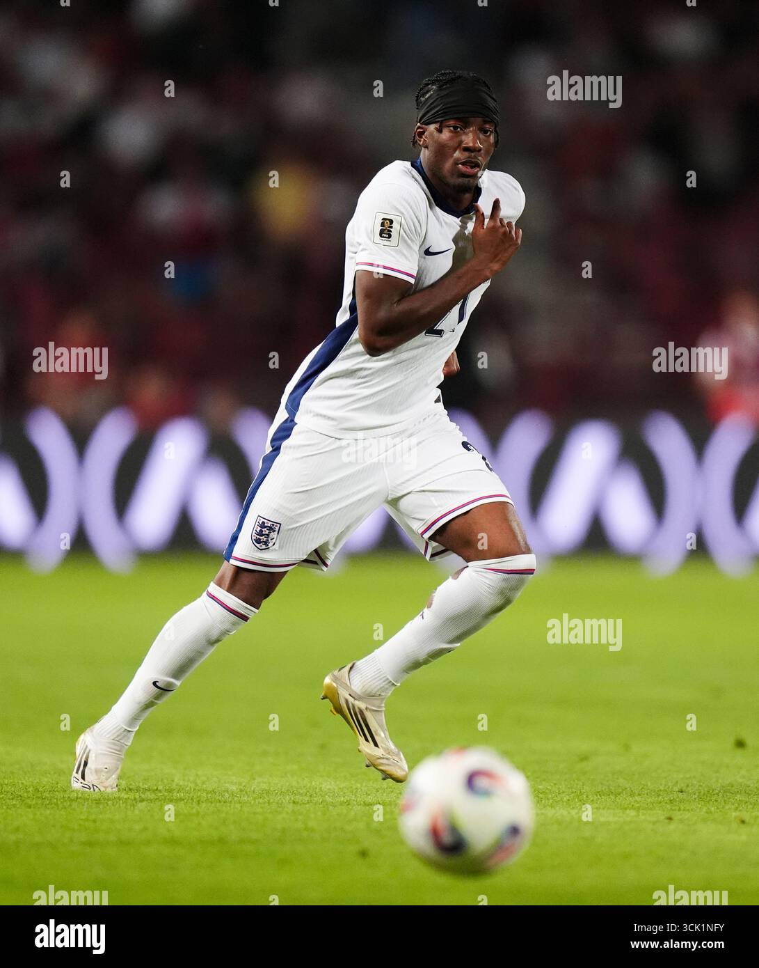 L'Angleterre Noni Madueke lors des qualifications pour la Coupe du monde de la FIFA 2026, match du Groupe K au stade Rajko Mitic de Belgrade. Date de la photo : mardi 9 septembre 2025. Banque D'Images