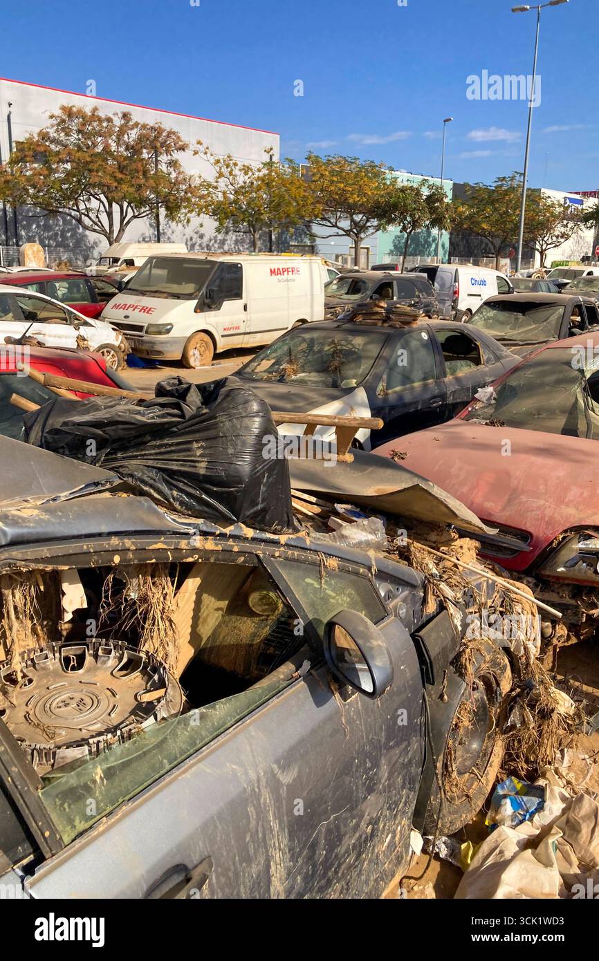 VALENCE, ESPAGNE - 18 NOVEMBRE 2024 : voitures endommagées et débris causés par les inondations causées par l'ouragan DANA à Valence, Espagne - Image de stock capturée avec un smartphone