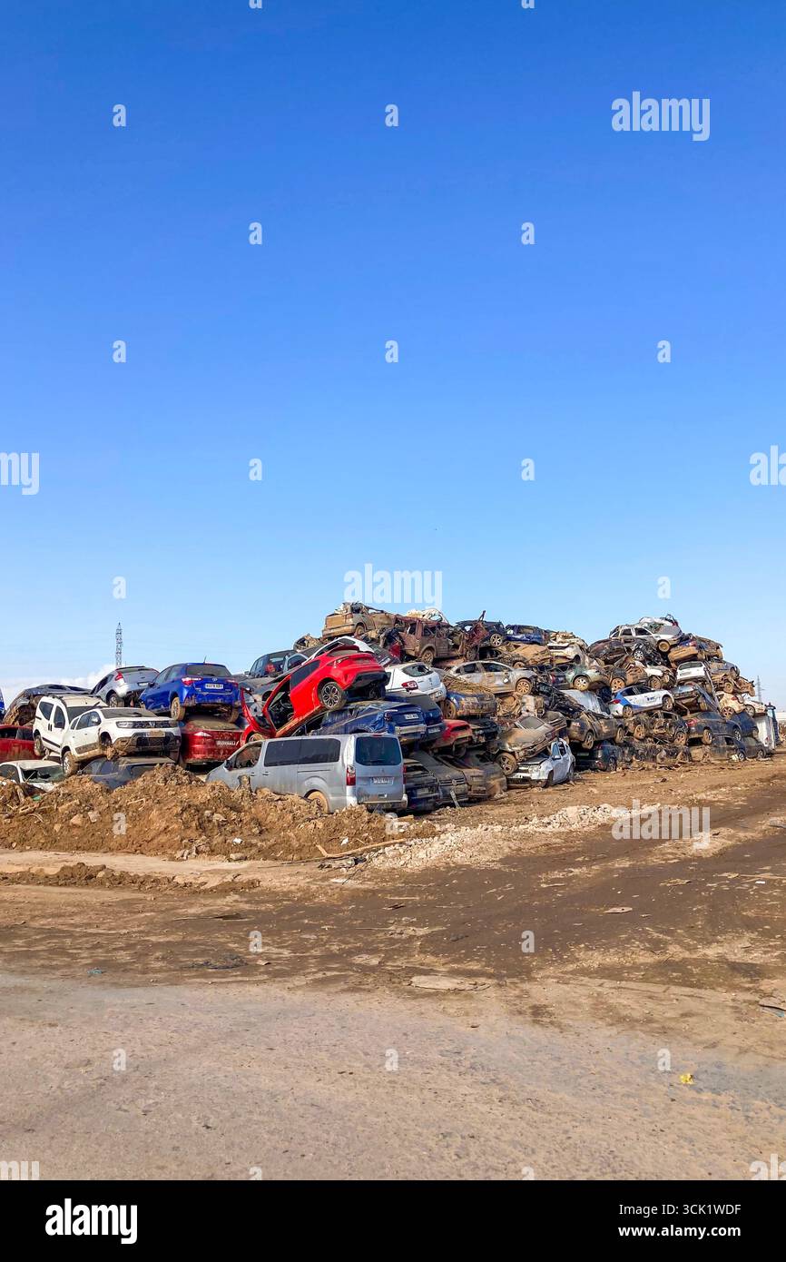 VALENCE, ESPAGNE - 18 NOVEMBRE 2024 : voitures endommagées et débris causés par les inondations causées par l'ouragan DANA à Valence, Espagne - Image de stock capturée avec un smartphone