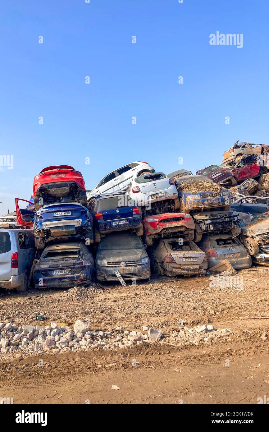 VALENCE, ESPAGNE - 18 NOVEMBRE 2024 : voitures endommagées et débris causés par les inondations causées par l'ouragan DANA à Valence, Espagne - Image de stock capturée avec un smartphone