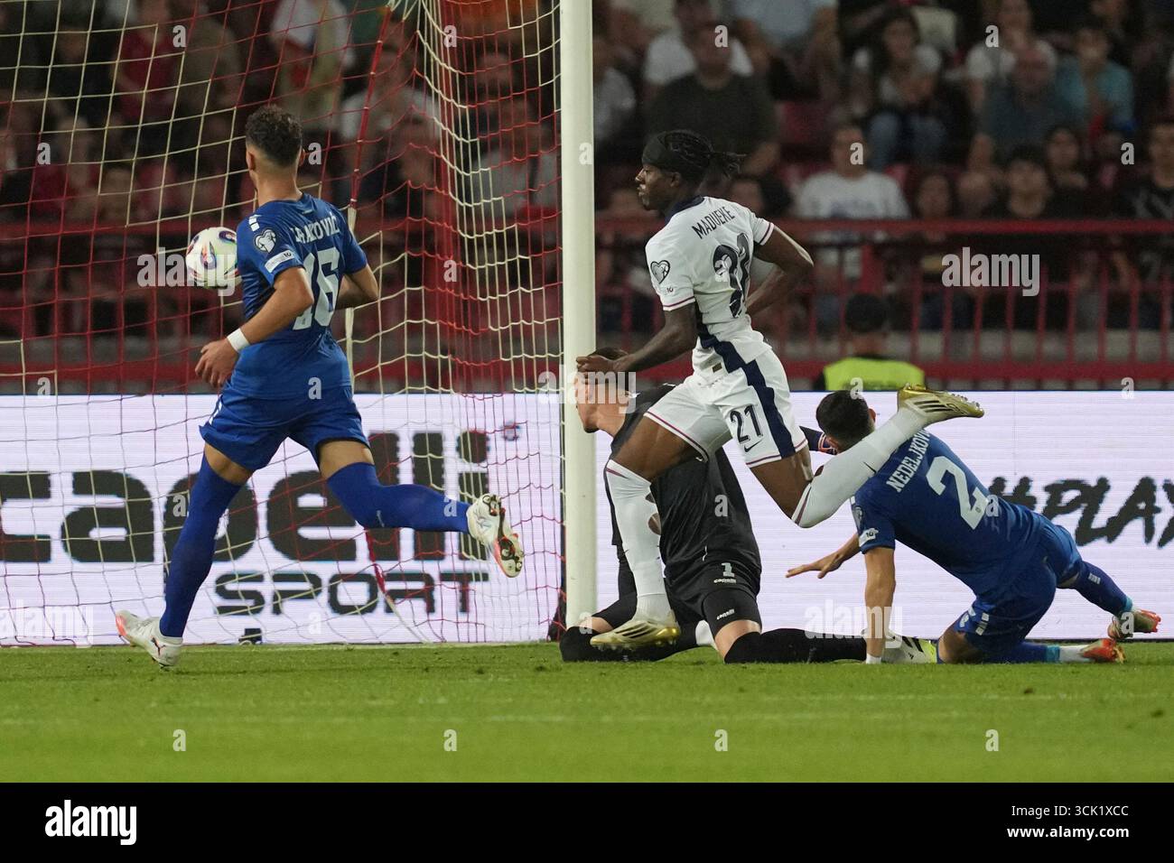 England's Noni Madueke, centre right, scores his side's second goal during the World Cup Group K qualifying soccer match between Serbia and England, at the Rajko Mitic Stadium in Belgrade, Serbia, Tuesday, Sept. 9, 2025. (AP Photo/Darko Vojinovic) Banque D'Images