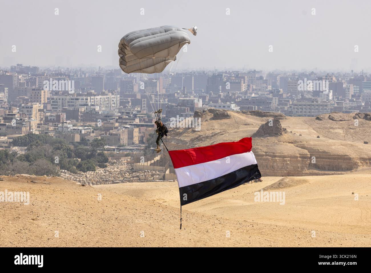 Gizeh, Égypte. 06 septembre 2025. Un soldat égyptien parachute près des grandes pyramides de Gizeh lors de l’exercice militaire multinational Bright Star 25, le 6 septembre 2025 à Gizeh, Égypte. Soldats représentant les États-Unis Égypte, Royaume-Uni, Italie, Grèce, Chypre, Arabie saoudite, Inde, Jordanie, Kirghizistan, Qatar, L'Afrique du Sud et le Yémen ont participé à l'exercice. Crédit : Joseph Kumzak/U.S. Photo de l'armée/Alamy Live News Banque D'Images