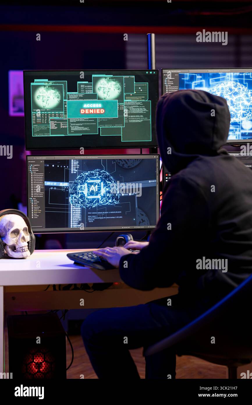 Pirate voyant un message de refus d'accès sur les moniteurs de PC tout en essayant de violer les systèmes de l'entreprise. Programmeur indésirable rejeté lorsqu'il tente d'infiltrer les réseaux d'entreprise, ne parvenant pas à craquer le mot de passe Banque D'Images