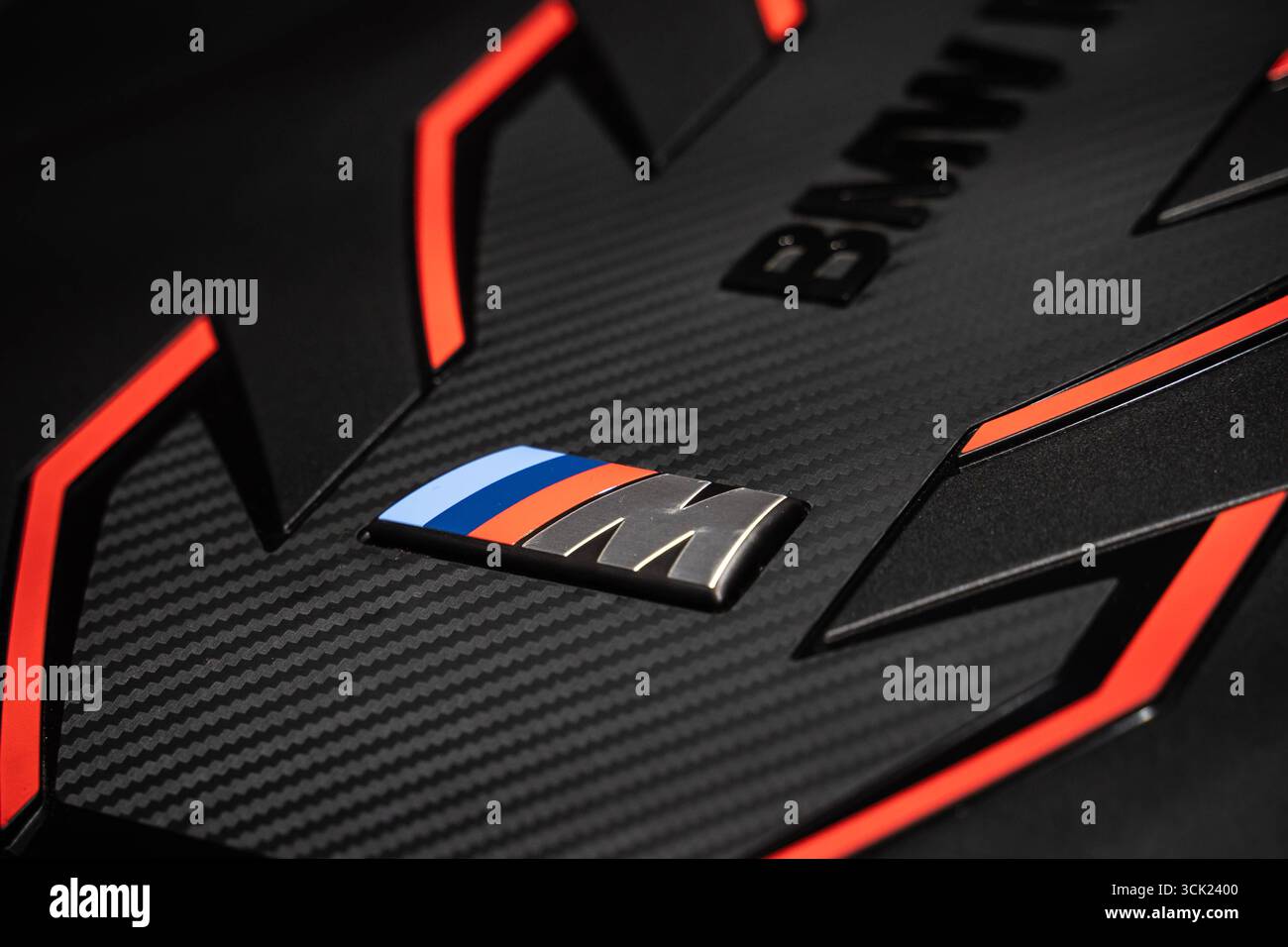 Munich, Bavière, Allemagne - 9 septembre 2025 : le logo M emblématique de BMW avec ses couleurs de sport automobile caractéristiques sur un moteur au salon IAA Mobility 2025 à Munich. *** Das ikonische M-logo von BMW mit den charakteristischen Motorsport-Farben auf einem Motor auf der IAA. Mobilité 2025 Messe à München. Banque D'Images