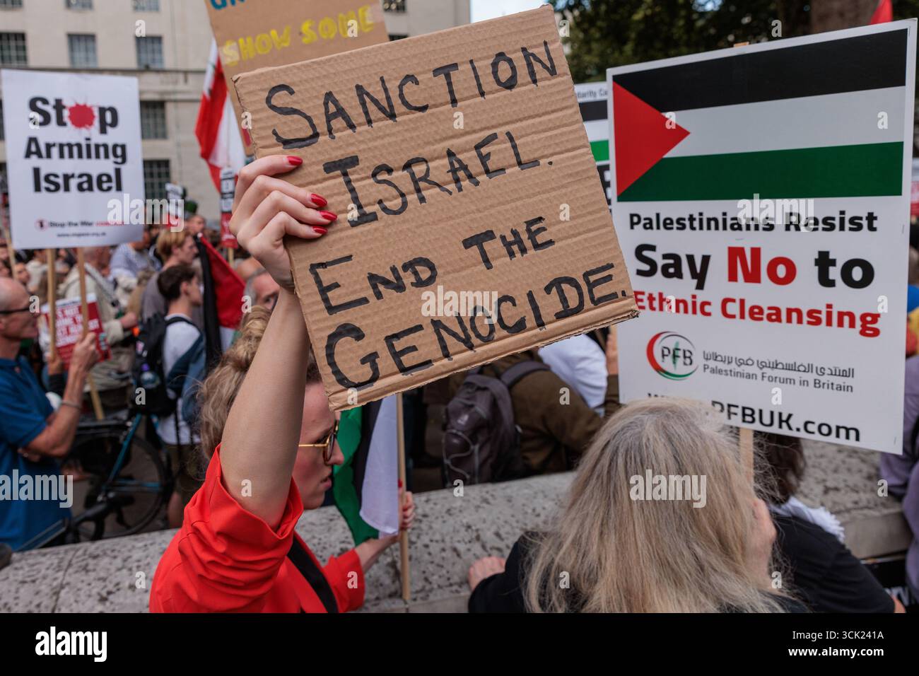 Londres, Royaume-Uni. 9 septembre 2025. Des militants pro-palestiniens assistent à une manifestation en face de Downing Street contre la visite au Royaume-Uni du président israélien Isaac Herzog. Les manifestants ont appelé à l'arrestation du président israélien, cité dans une ordonnance de la Cour internationale de Justice appelant à des mesures provisoires contre Israël pour protéger les Palestiniens de Gaza contre le génocide, et ont critiqué le premier ministre britannique Sir Keir Starmer pour avoir autorisé sa visite. Le président Herzog devrait rencontrer le premier ministre britannique lors d'une visite de trois jours. Crédit : Mark Kerrison/Alamy Live News Banque D'Images
