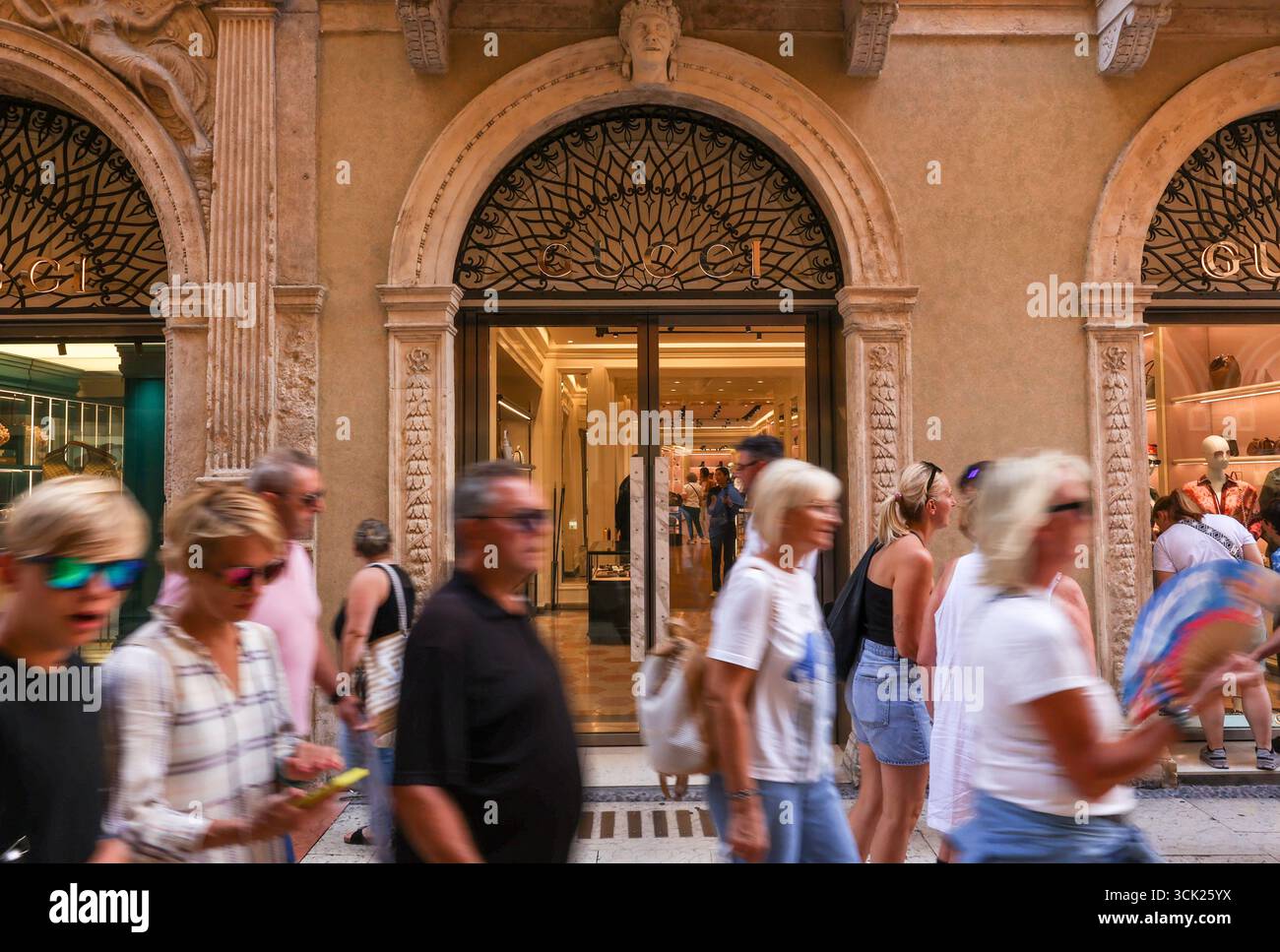 Les gens passant devant le magasin Gucci, détaillant haut de gamme, Vérone, Italie, Banque D'Images