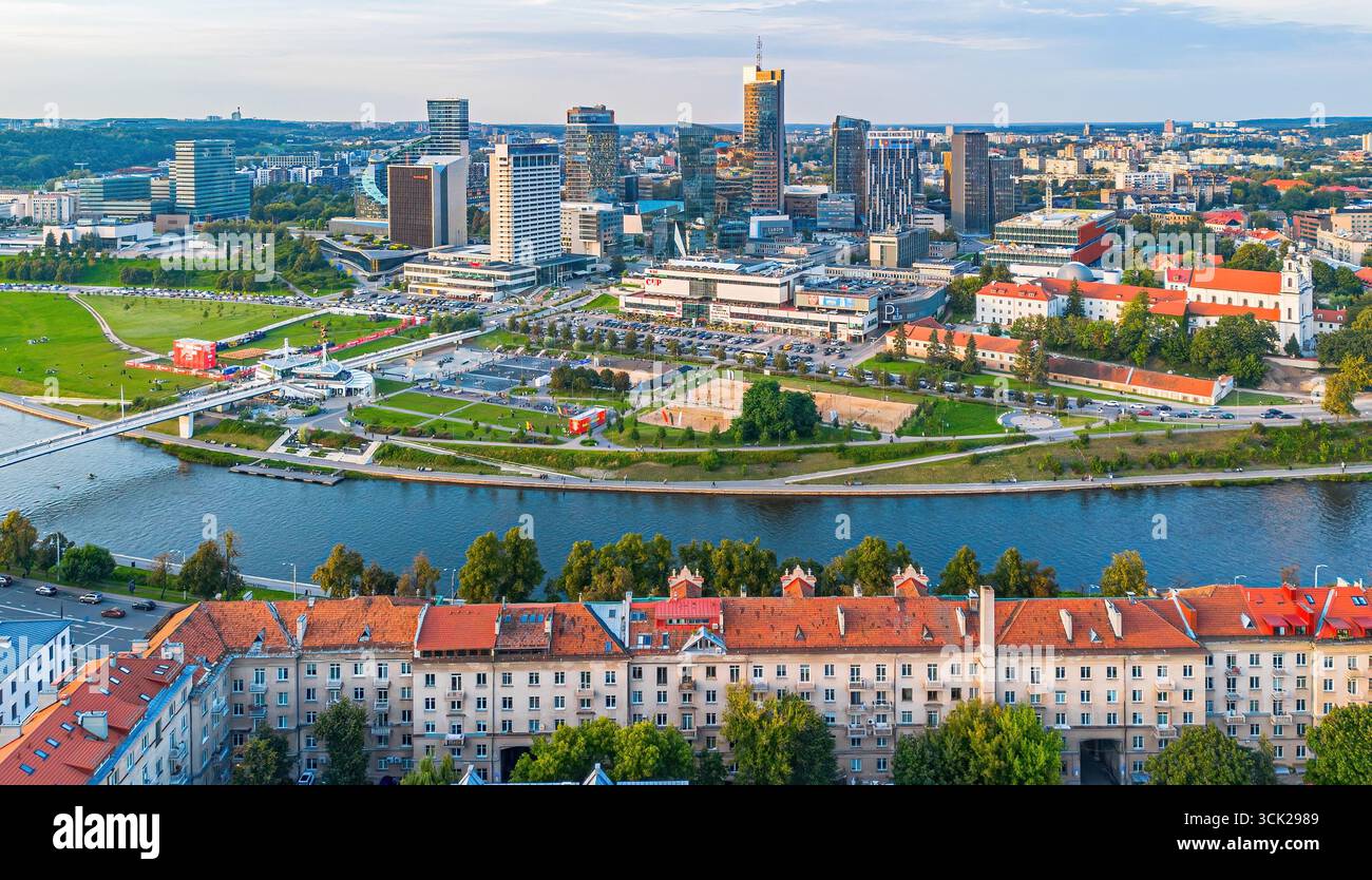 Vue aérienne du quartier central des affaires de Vilnius à travers le fleuve Néris dans la capitale de la Lituanie dans les États baltes Banque D'Images