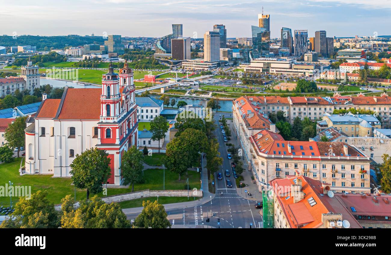 Vue aérienne de l'église des Saints Philippe et Jacques en face de Vilnius CBD, la capitale de la Lituanie dans les États baltes Banque D'Images