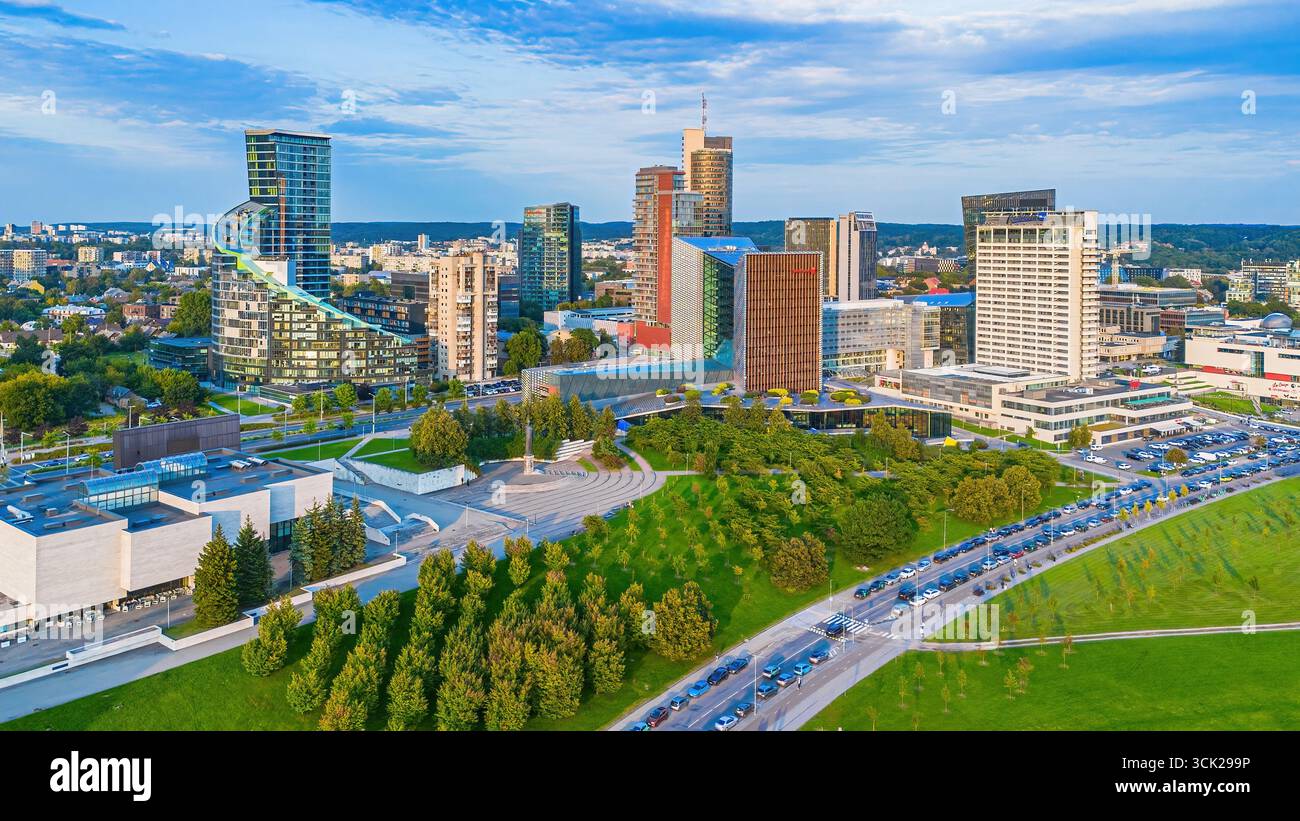 Vue aérienne du quartier central des affaires de Vilnius dans le quartier de Šnipiškės de la capitale lituanienne dans les États baltes Banque D'Images