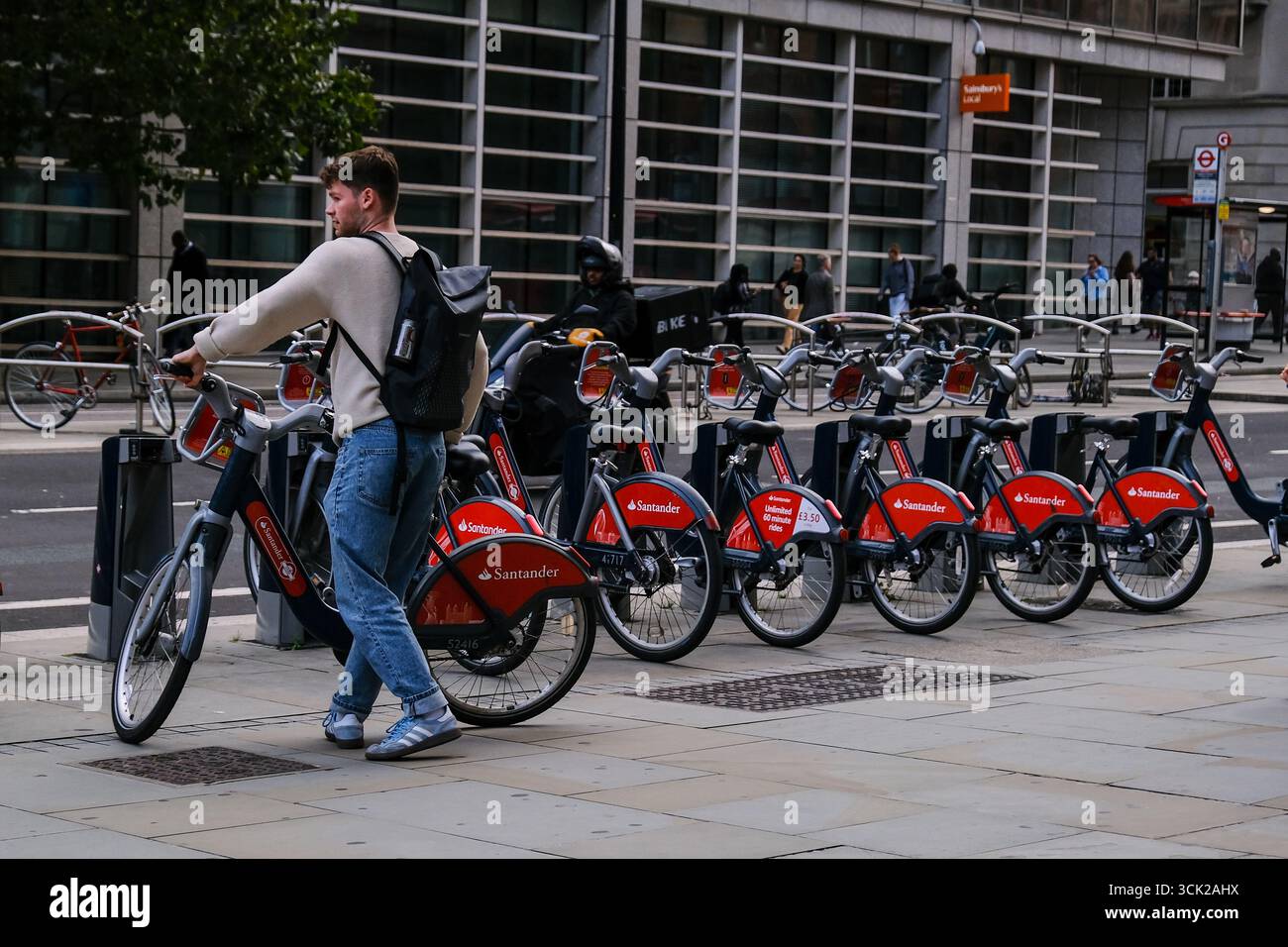 Londres, Royaume-Uni. 9 septembre 2025. Un homme vole un vélo de location publique à Santander, car de nombreux navetteurs essaient de trouver d'autres moyens de rentrer chez eux mardi soir alors que les grèves de métro continuent. Crédit : onzième heure photographie/Alamy Live News Banque D'Images
