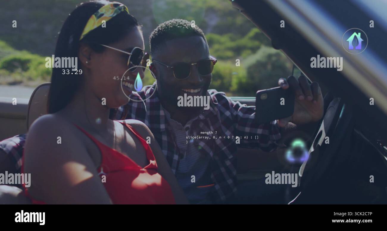 Couple souriant portant des lunettes de soleil capturant selfie en cabriolet beige sur route rurale, smartphone Banque D'Images