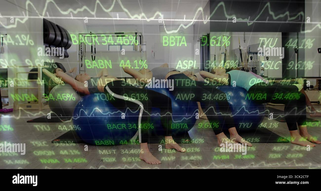 Effectuer un exercice de pont cinq femmes sur des balles de stabilité bleues dans un studio de fitness, avec superposition de données Banque D'Images