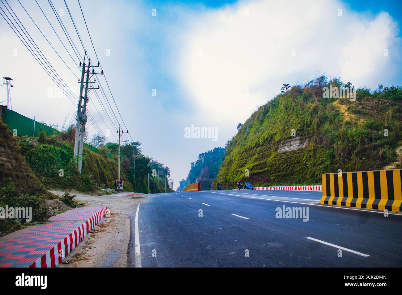 Bayezid lien route route bordée de camions, voitures et motos, courant entre collines verdoyantes, représentant le transport moderne et le voyage pittoresque à CH Banque D'Images