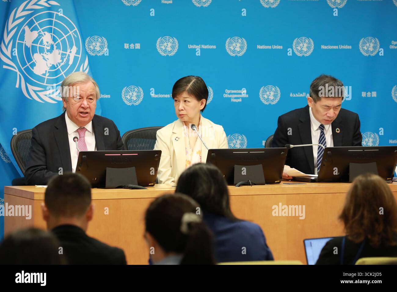 (250910) -- NATIONS UNIES, 10 septembre 2025 (Xinhua) -- le Secrétaire général de l'ONU Antonio Guterres (l) s'adresse à la presse au siège de l'ONU à New York, le 9 septembre 2025. Guterres a exhorté mardi les états membres à rééquilibrer les dépenses militaires et les priorités de développement lors du lancement d’un nouveau rapport, la sécurité dont nous avons besoin : rééquilibrer les dépenses militaires pour un avenir durable et pacifique. Les dépenses militaires mondiales devraient atteindre 4,7 billions à 6,6 billions de dollars d'ici 2035 si les tendances actuelles persistent. Le détournement massif de ressources vers la militarisation constitue une menace sérieuse pour Huma Banque D'Images