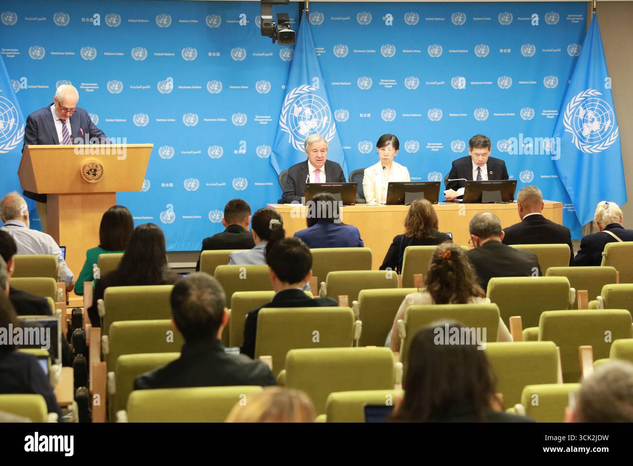 (250910) -- NATIONS UNIES, 10 septembre 2025 (Xinhua) -- le Secrétaire général de l'ONU Antonio Guterres (2e l, arrière) s'adresse à la presse au siège de l'ONU à New York, le 9 septembre 2025. Guterres a exhorté mardi les états membres à rééquilibrer les dépenses militaires et les priorités de développement lors du lancement d’un nouveau rapport, la sécurité dont nous avons besoin : rééquilibrer les dépenses militaires pour un avenir durable et pacifique. Les dépenses militaires mondiales devraient atteindre 4,7 billions à 6,6 billions de dollars d'ici 2035 si les tendances actuelles persistent. Le détournement massif de ressources vers la militarisation pose un problème grave Banque D'Images