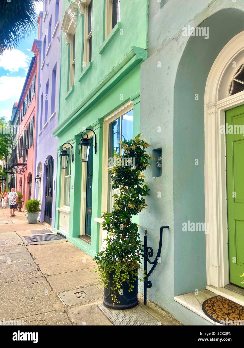 Maisons historiques colorées Rainbow Row le long de la rue du front de mer à Charleston, Caroline du Sud, États-Unis, par une journée ensoleillée. - Image de stock capturée avec un smartphone