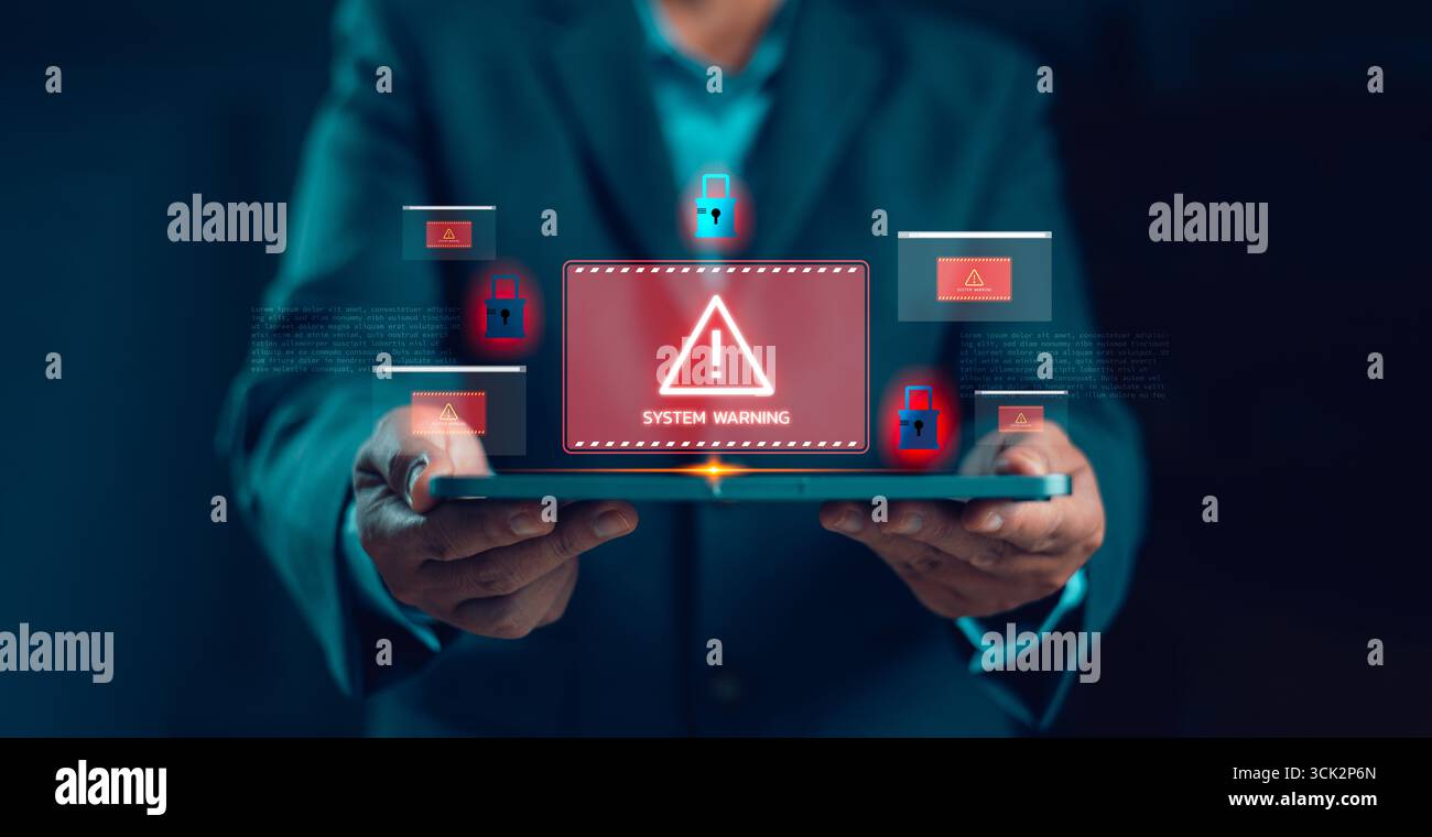 Homme d'affaires tenant la tablette avec alerte d'avertissement du système sur l'écran virtuel, concept de risque de cybersécurité, violation de données, attaque de malware, fraude en ligne, comp Banque D'Images