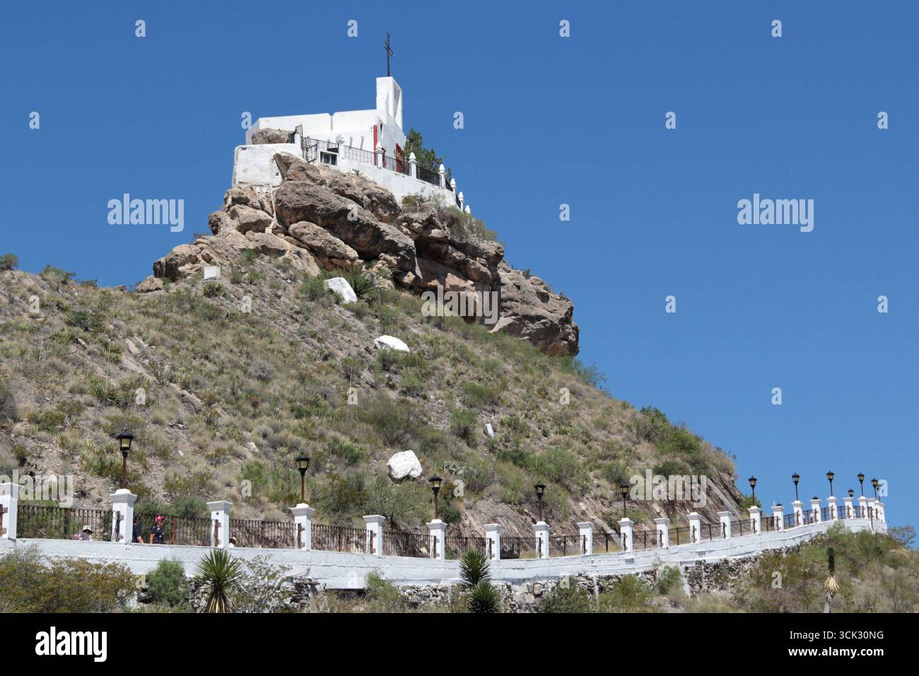 Parras, Coahuila, Mexique - 28 juillet 2025 : Église Santo Madero et lettres colorées de la ville magique mexicaine de Parras, Coahuila au sommet Banque D'Images