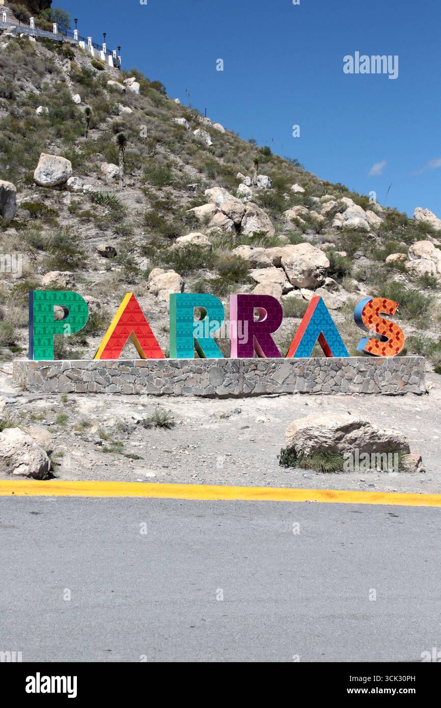 Parras, Coahuila, Mexique - 28 juillet 2025 : Église Santo Madero et lettres colorées de la ville magique mexicaine de Parras, Coahuila au sommet Banque D'Images