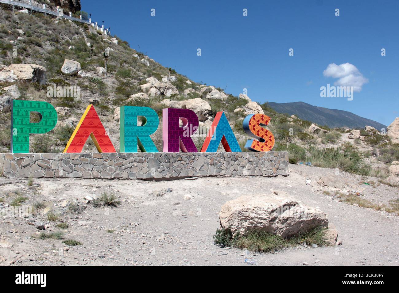 Parras, Coahuila, Mexique - 28 juillet 2025 : Église Santo Madero et lettres colorées de la ville magique mexicaine de Parras, Coahuila au sommet Banque D'Images