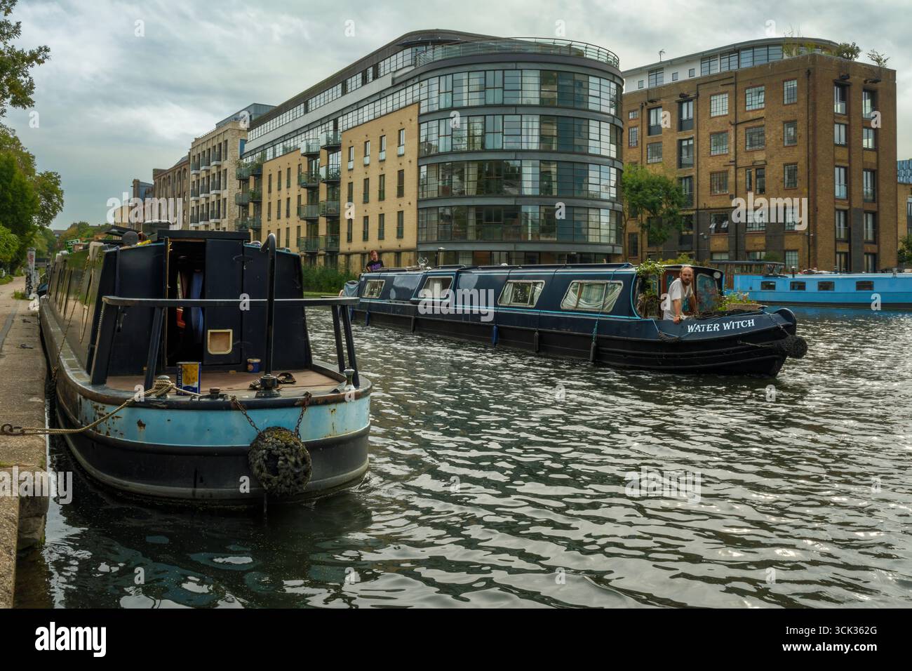 Londres, Angleterre - des bateaux étroits bordent le chemin de halage en face de Regents Wharf sur le Regent's canal près de Kings Cross dans le nord de Londres. Banque D'Images