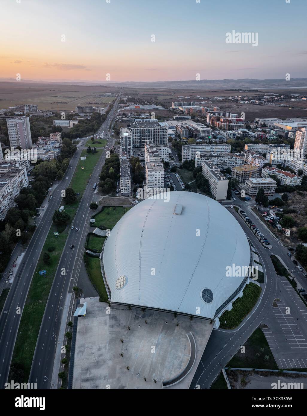 Burgas, Bulgarie - septembre 2025 : vue aérienne de la nouvelle arène sportive moderne à Burgas, Bulgarie Banque D'Images