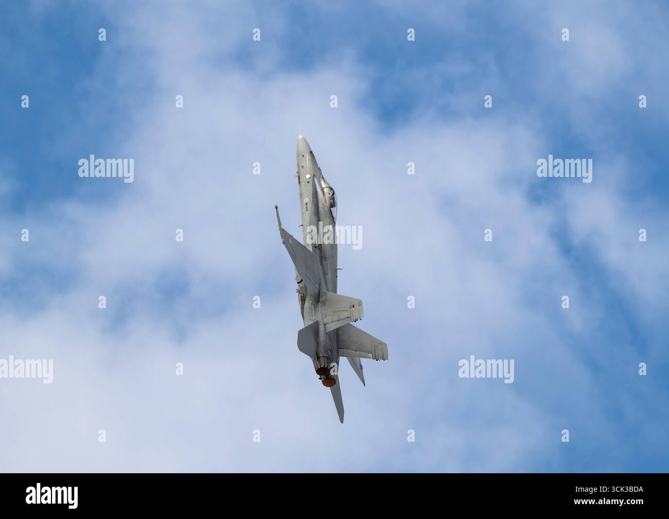 McDonnell Douglas F/A-18C Hornet du 11e Escadron de la Force aérienne finlandaise présente l'un des meilleurs spectacles de voltige au Royal International Air Tattoo Banque D'Images