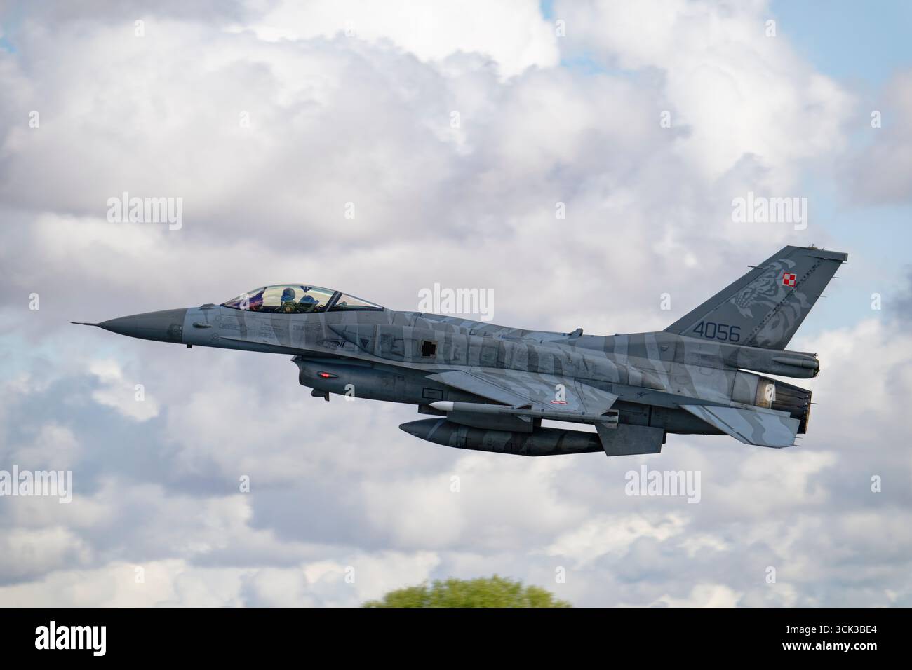 Lockheed Martin Fighting Falcon, avion militaire de l'armée de l'air polonaise, quitte la base aérienne de la RAF Fairford dans le sud de l'Angleterre après avoir participé au RIAT Banque D'Images