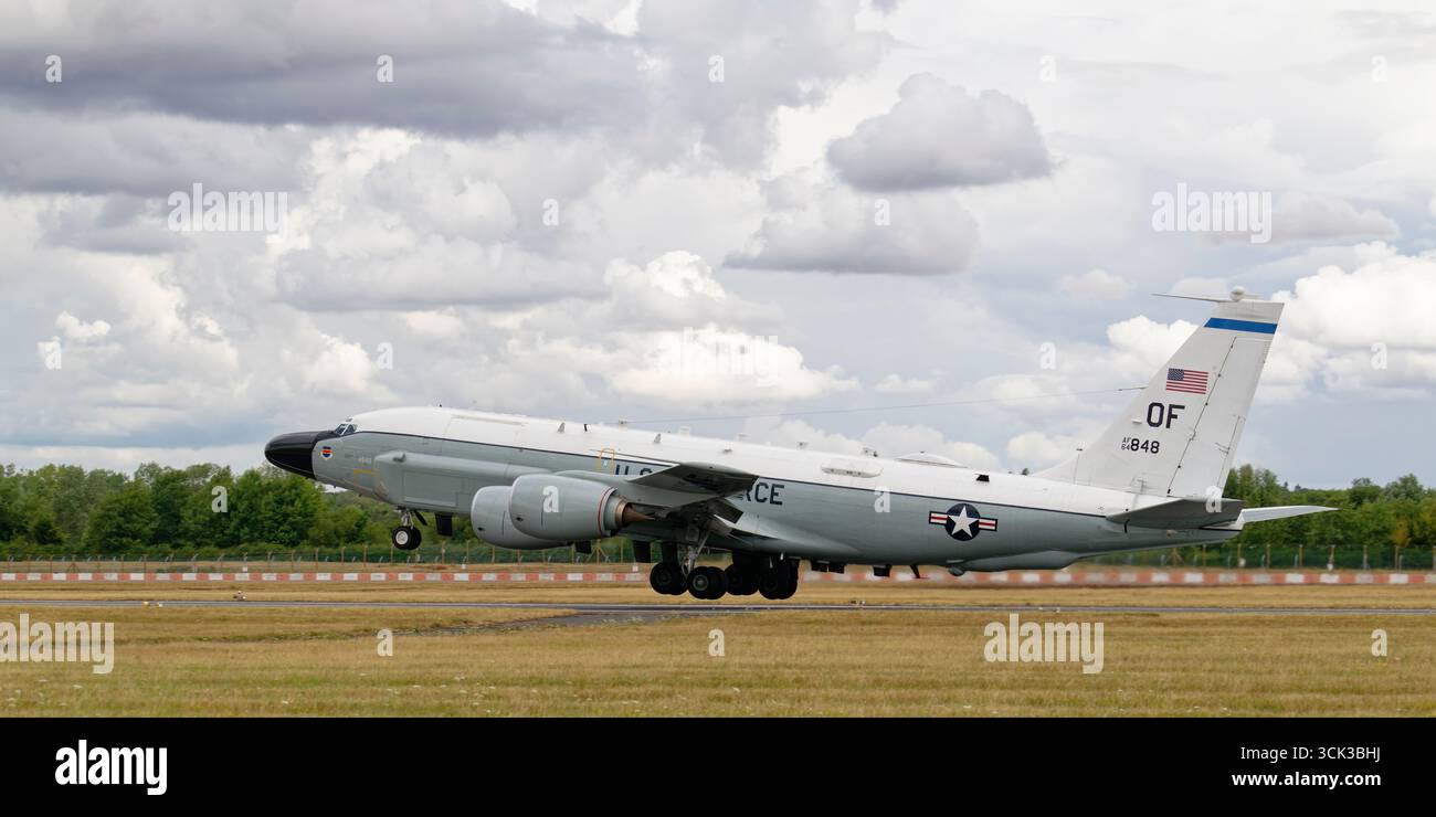 USAF Boeing RC-135V rivet joint Airborne Signals Intelligence (SIGINT) et Electronic reconnaissance Aircraft quitte la RAF Fairford après le RIAT Banque D'Images
