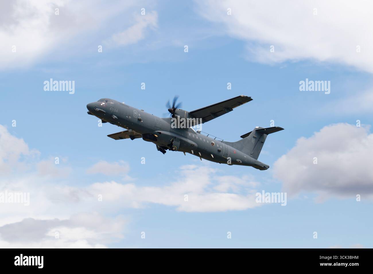 L'avion de patrouille maritime ATR 72 de l'armée de l'air italienne de 41 Stormo quitte la RAF Fairford après avoir participé au Royal International Air Tattoo Banque D'Images