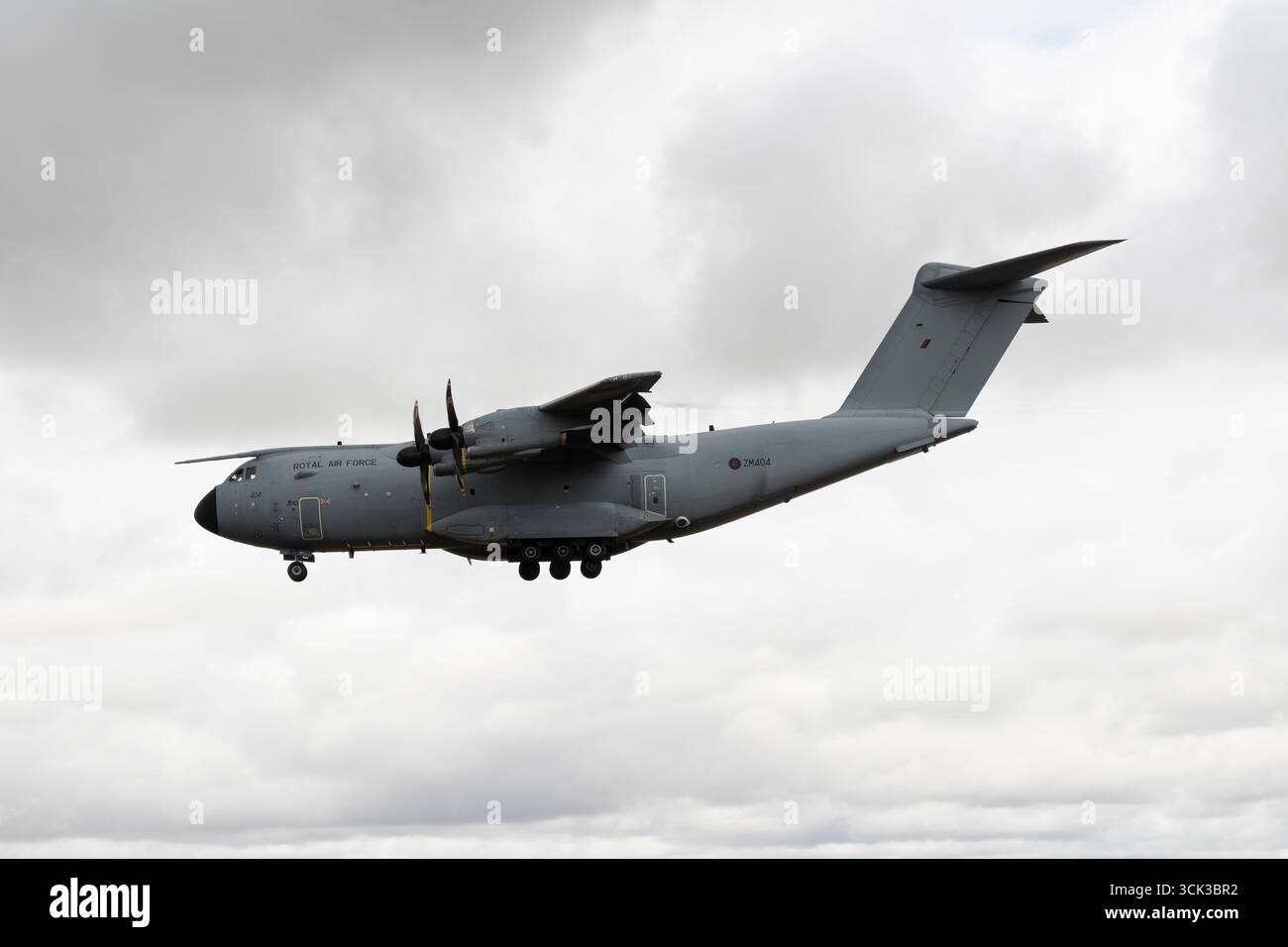 Un avion de transport A400M Atlas C.1 de la Royal Air Force du 70e Escadron Brize Norton arrive à la RAF Fairford pour participer à l'Air Tattoo Banque D'Images
