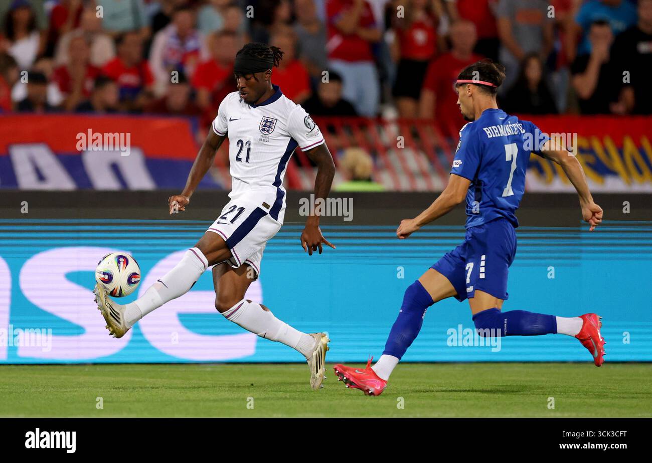 Belgrade, Serbie. 9 septembre 2025. L'anglaise Noni Madueke (l) affronte la serbe Veljko Birmancevic lors du match de football des qualifications européennes du Groupe K 2026 entre la Serbie et l'Angleterre à Belgrade, Serbie, le 9 septembre 2025. Crédit : Predrag Milosavljevic/Xinhua/Alamy Live News Banque D'Images