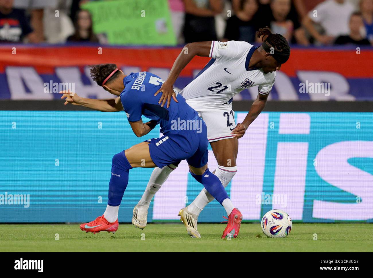 Belgrade, Serbie. 9 septembre 2025. L'anglaise Noni Madueke (R) affronte la serbe Veljko Birmancevic lors du match de football des qualifications européennes du Groupe K 2026 entre la Serbie et l'Angleterre à Belgrade, Serbie, le 9 septembre 2025. Crédit : Predrag Milosavljevic/Xinhua/Alamy Live News Banque D'Images
