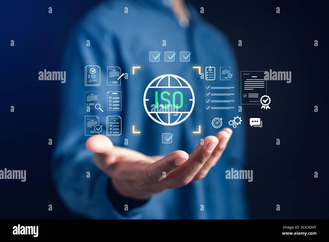 Certification ISO et gestion de la qualité avec documents de conformité numériques et liste de contrôle, symbolisant les normes, l'assurance, les processus d'affaires, l'audit, a Banque D'Images