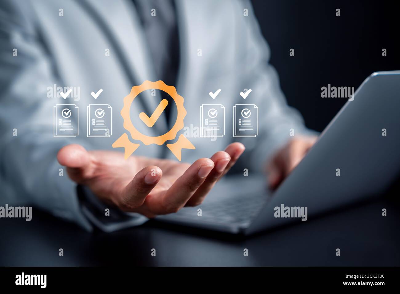 Vérification des certificats, approbation des documents, assurance de la qualité et processus de validation avec vérification de la conformité, vérification des documents et vérification des documents. Banque D'Images