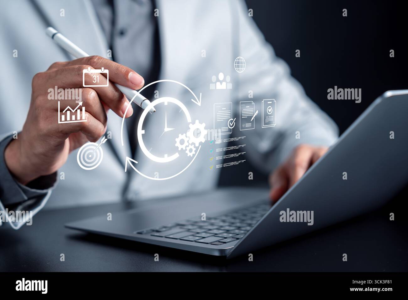 Réglage du temps, gestion du flux de travail, planification de la productivité et concept de planification des tâches avec homme d'affaires utilisant l'horloge numérique et la liste de contrôle sur ordinateur portable, ef Banque D'Images